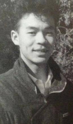 身份|他被称作是张嘉益的“小跟班”,以歌手身份出道,却在转型后被骂!