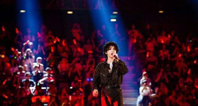 设计 29岁华晨宇和28岁肖战撞衫，同一件连体工装裤，你觉得谁更帅气？