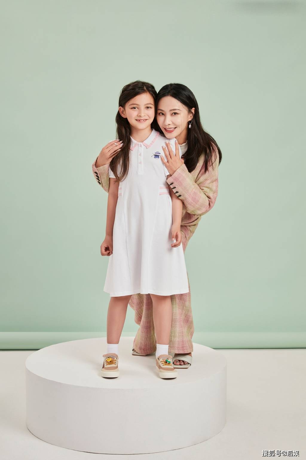 原创吴奇隆前妻分享亲子照女儿和儿子乖巧可爱向老公表白超浪漫