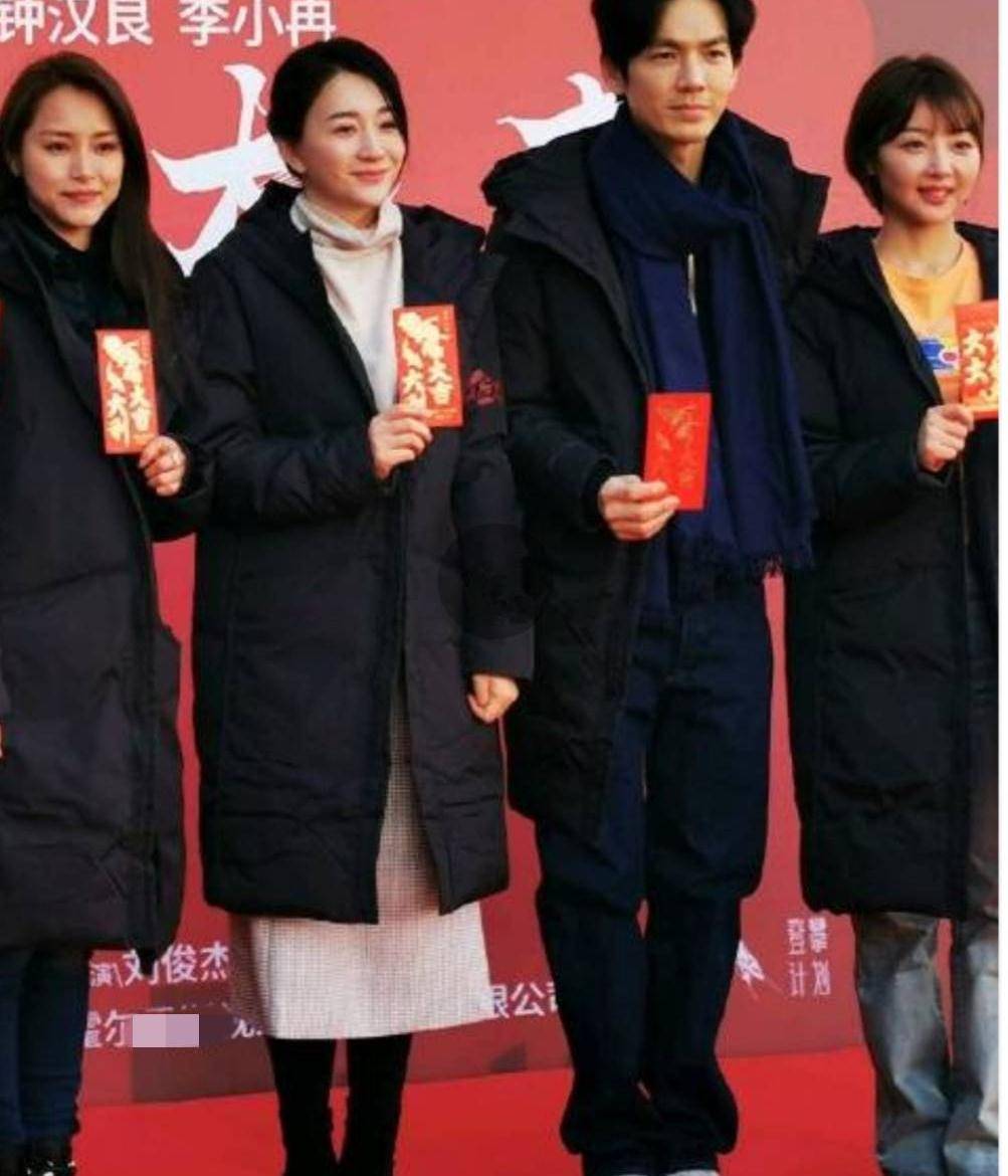 女神李小冉素颜白皙清纯，44岁状态太年轻，跟钟汉良挽手拍照很亲密！