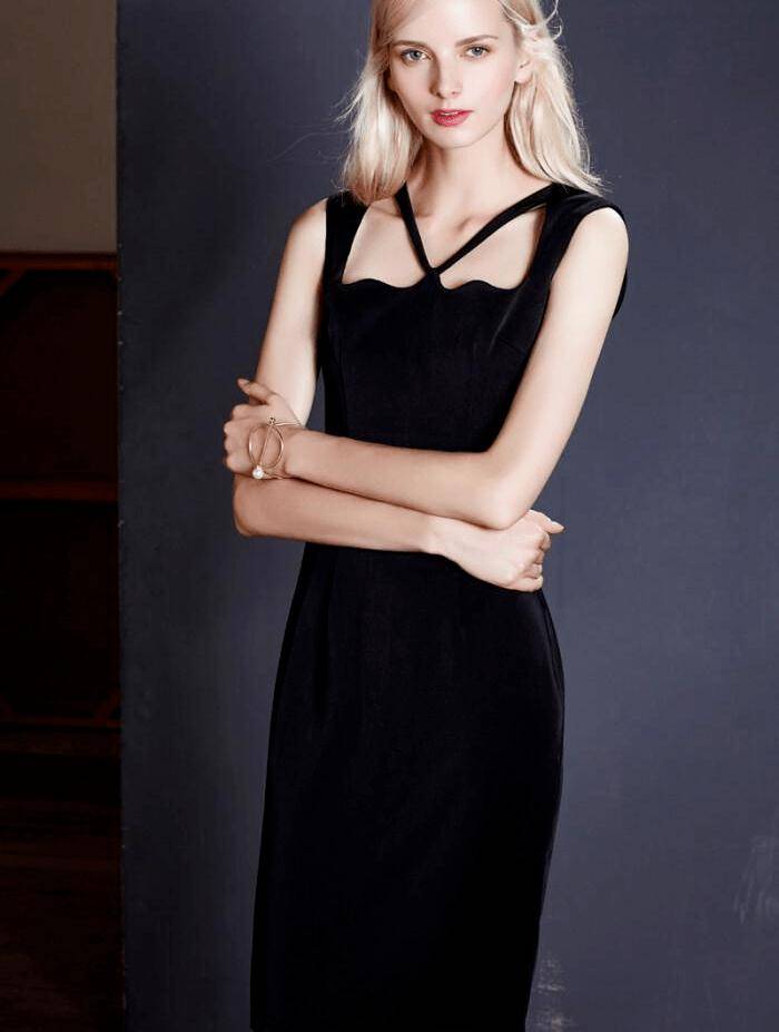 样式 余男这派头真足,穿优雅黑裙气质气场一把抓,衬得郭富城像保镖