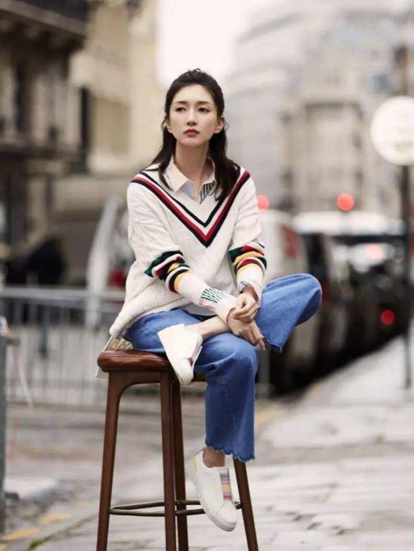 气息 入秋后流行穿“针织衫+牛仔裤”,送你几个搭配技巧,优雅显气质