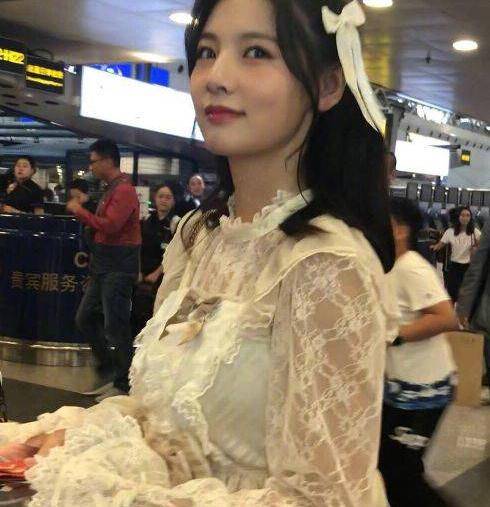 女孩子路人镜头下硬糖少女，希林娜依迷人，刘些宁精致，看到陈卓璇心动