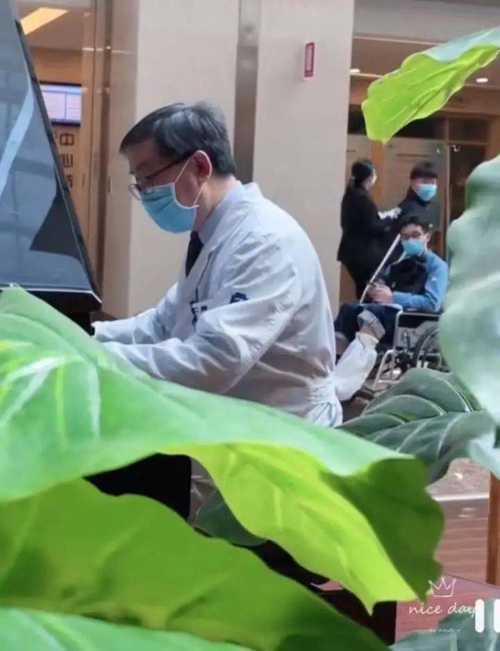 有人通过侧颜,就认出了这位医生,他是浙大二院妇科主任医师郑伟.