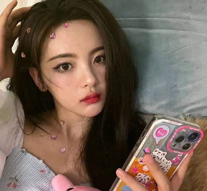 手机杨超越对镜比心比耶清丽脱俗！雪肤玉貌美得让人心动