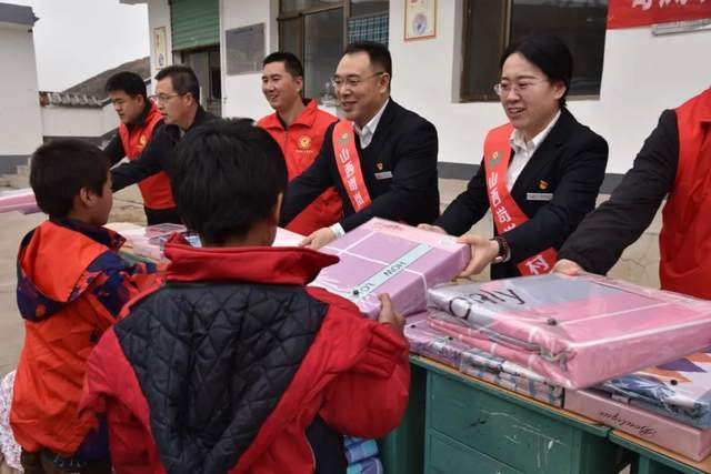 关爱他们,特别是关爱他们中的特殊群体——困境儿童和留守儿童是全