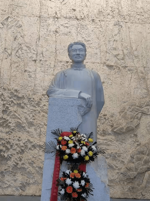 彭雪枫将军纪念馆前的广场上,铜像巍峨,似将军为民族为群众出死入生的