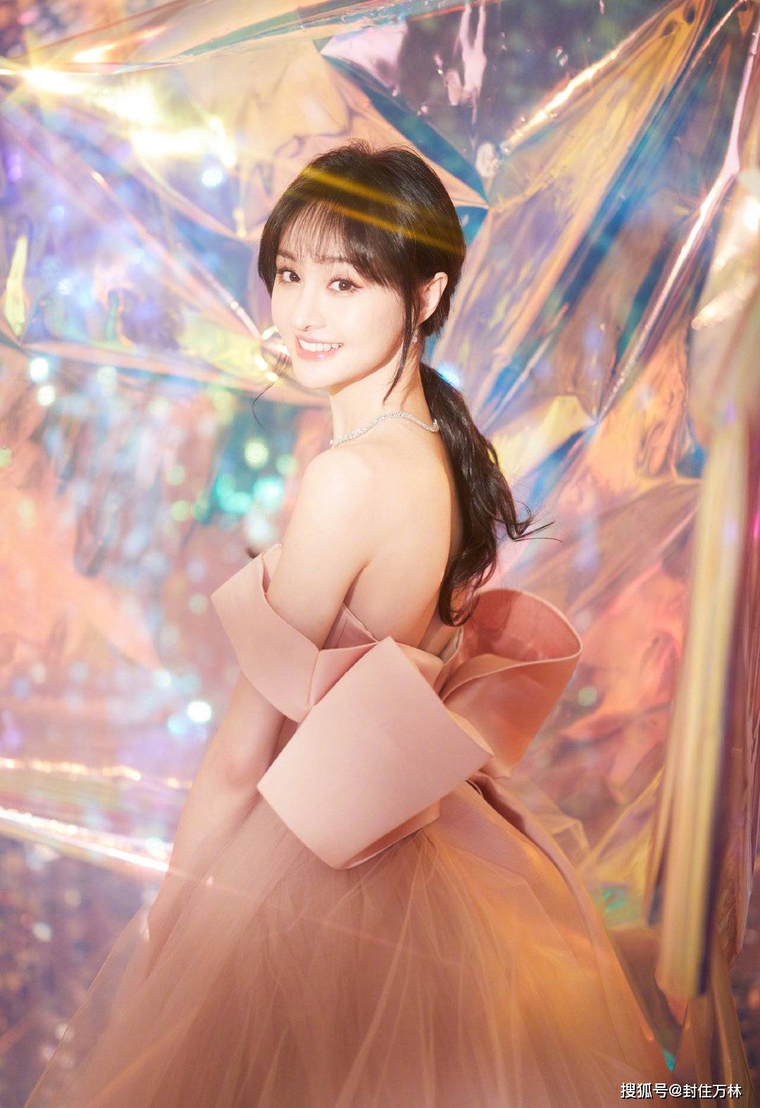 "大嫂"徐冬冬近照曝光,吊带纱裙显土味,还是更适合熟女风!