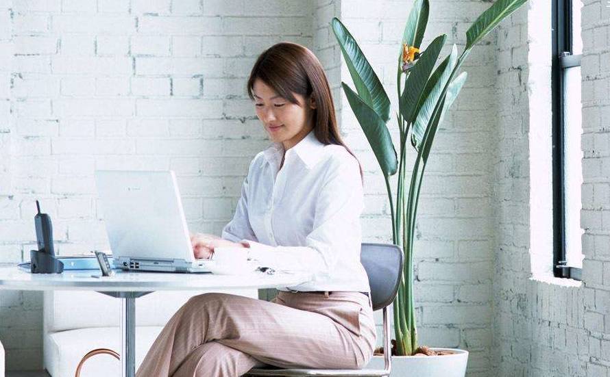 因为聪明女人“懂保养”,记住“常吃2物,少做2事”,温暖子宫更年轻