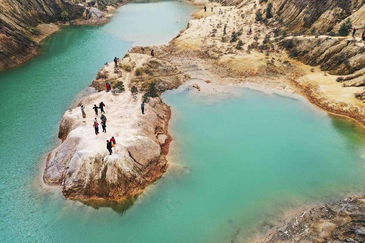 这里便是在柳州的穿山镇,锰矿靠近车潭一处湖泊,它被人们称之翻版的