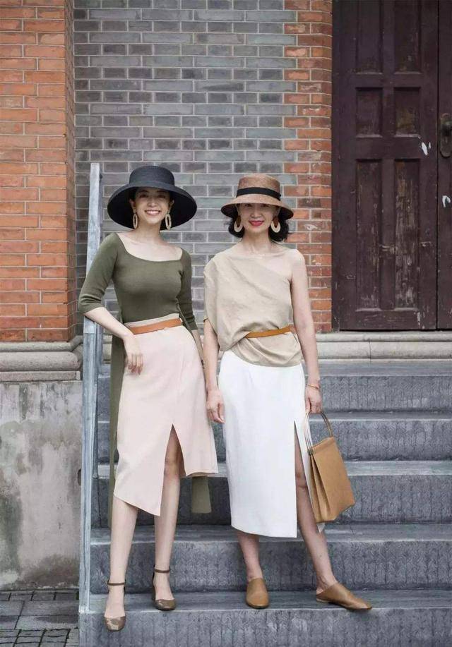 穆勒 年过60女人,出游尽量别穿“花”衣服,教你3招,美得不像中年人