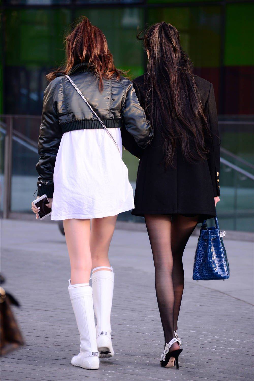 黑色丝袜搭配尖头细跟凉鞋姐妹搭配白色长靴穿搭有了对比