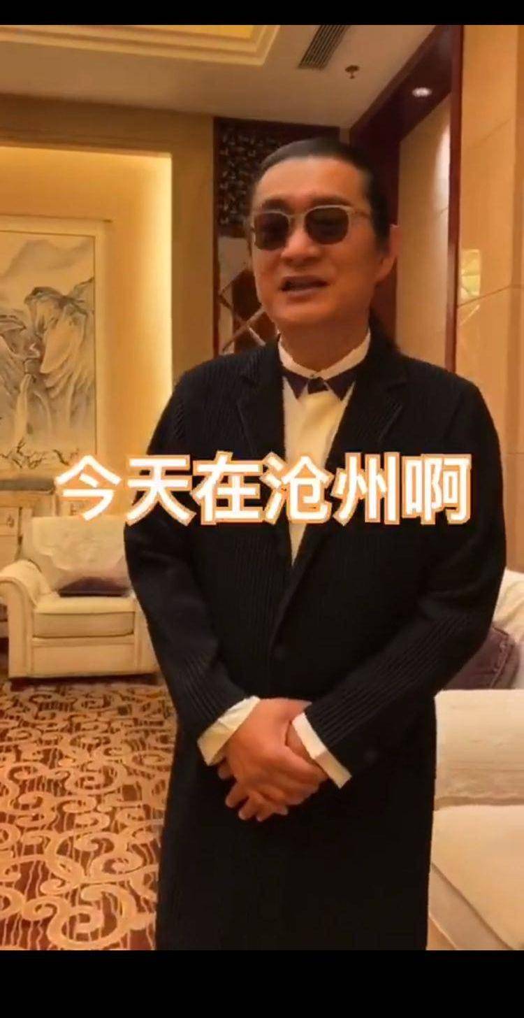 黑色 歌曲火遍大江南北，今一袭民国长袍现身卢沟桥，言谈充满大陆情怀