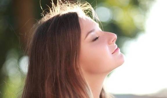 缓冲|起床第一件事,不是喝水,也不是上厕所,而是它,你做对了吗?