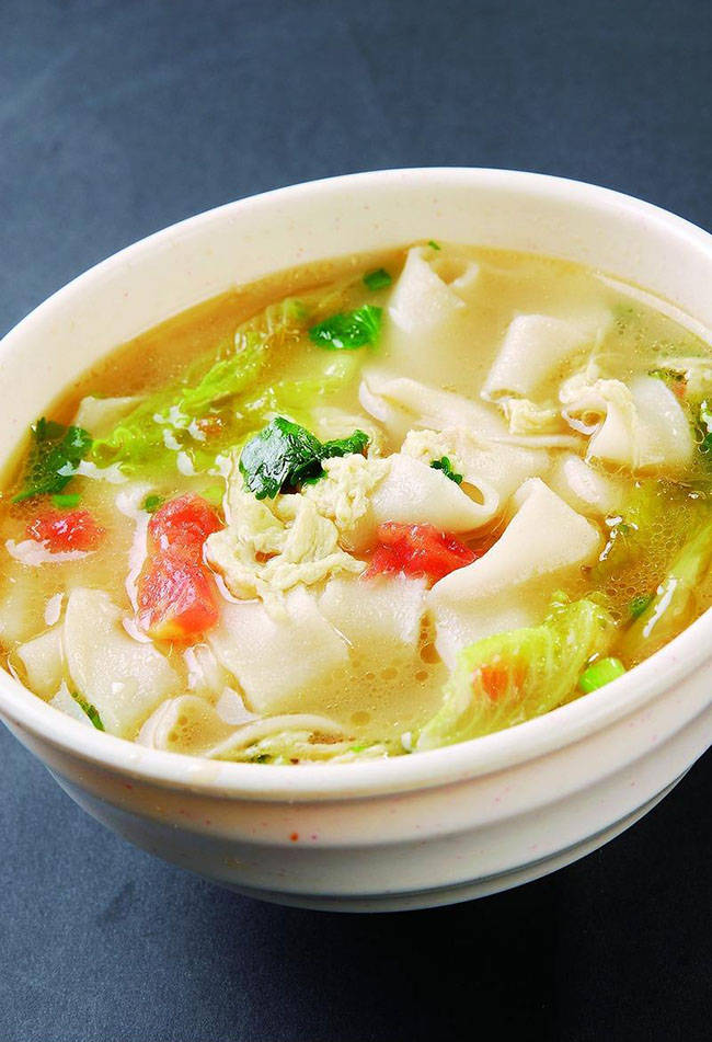 片汤的做法很简单锅里倒上油,把面片炸一下,面片在炸之前要先抖一下