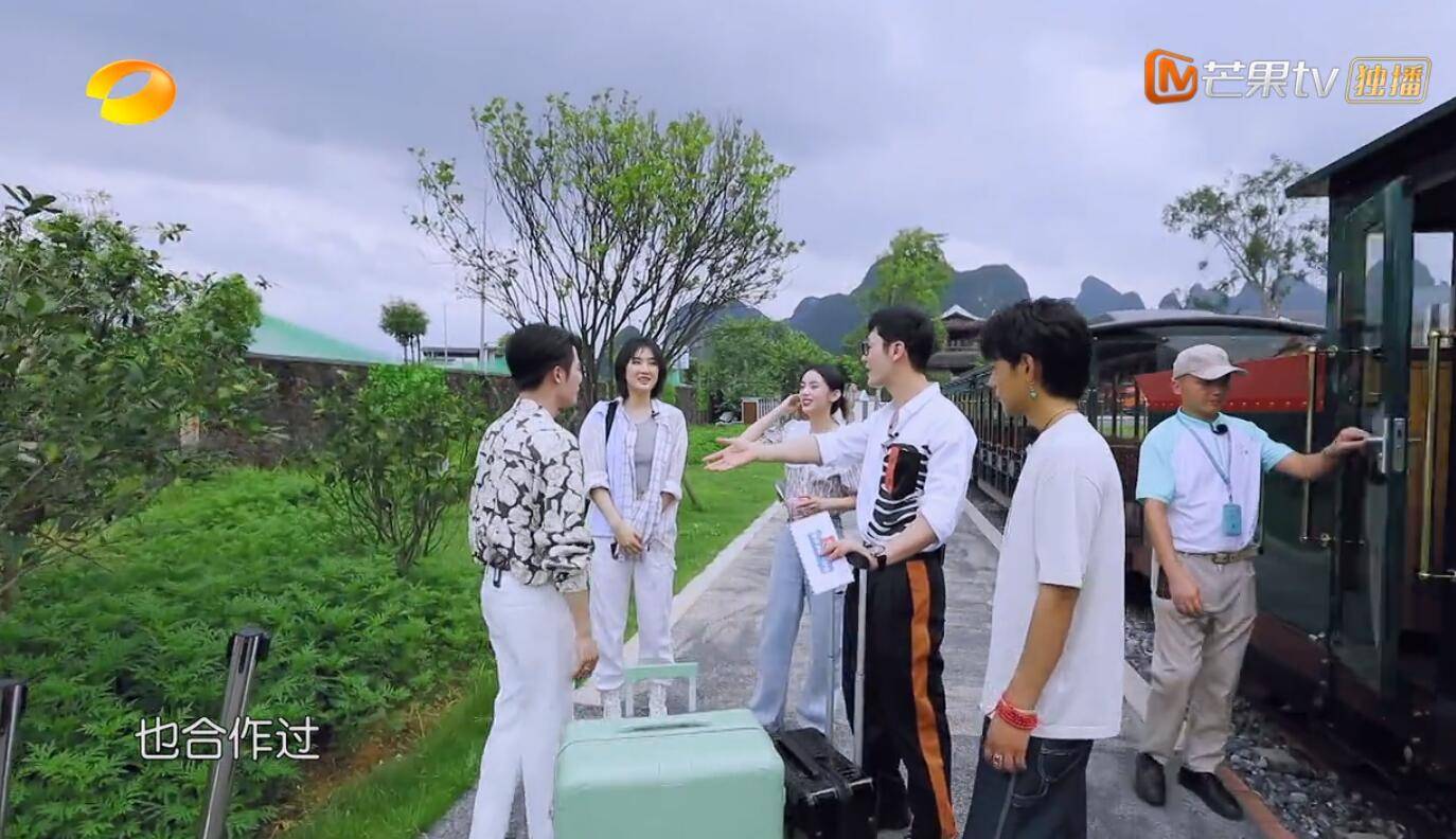 因为|一顿饭足以证明檀健次比龚俊更适合《中餐厅》，节目口碑要逆袭了！！