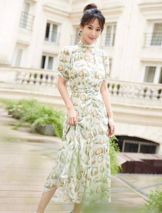 长袖衫 杨紫又又又时髦了，穿短袖T恤叠穿印花长袖衫，洋气太多了