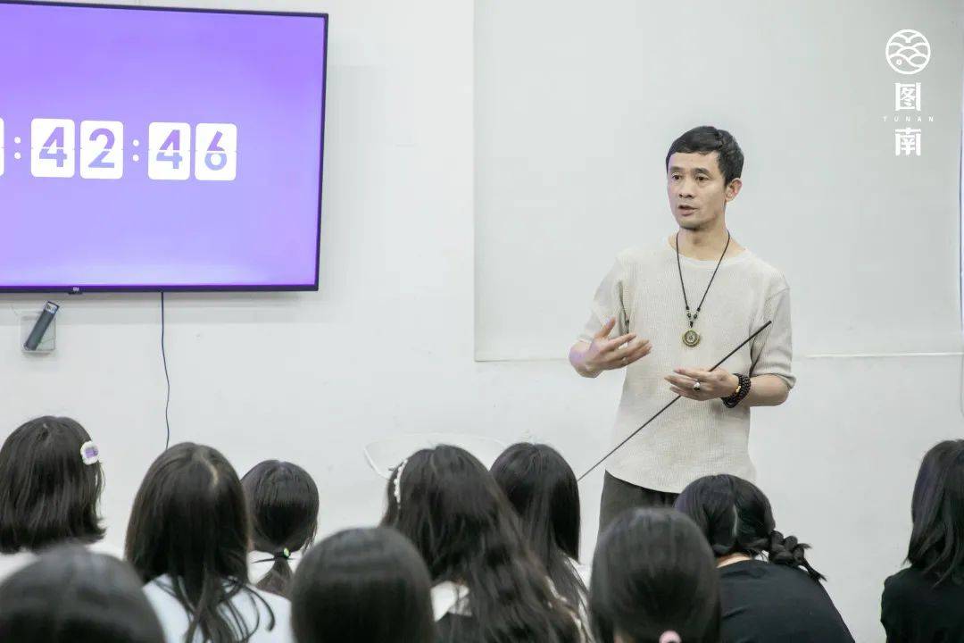 【图南名师】教学校长:合格的教育工作者,学生美术道