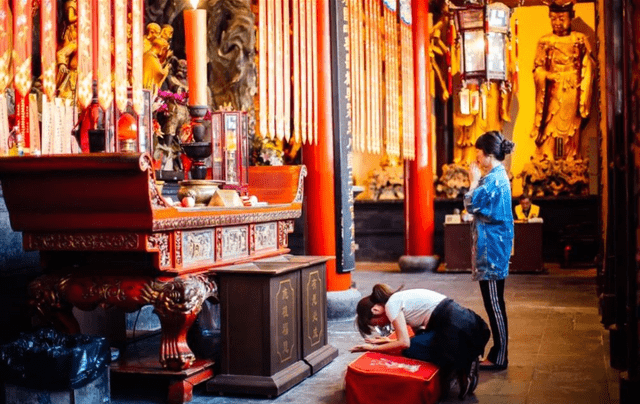 去寺庙烧香拜佛有讲究有7个规矩需要牢记大部分人都不懂