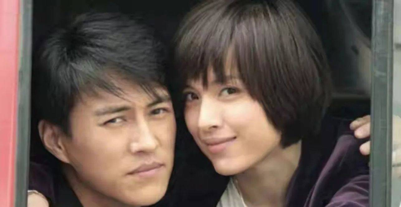 因为|“师奶杀手”靳东的纯情岁月，和他背后的两个离婚女人？