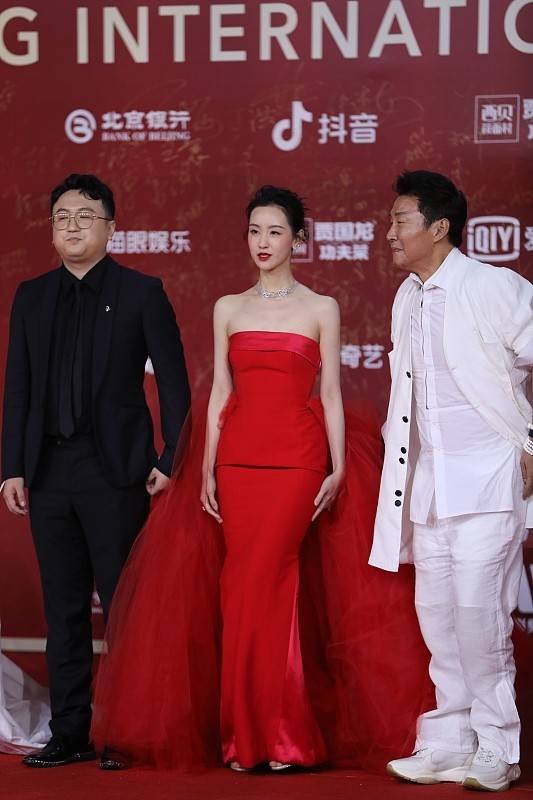 黑色 抹胸礼服太显气质了吧，纯色都能穿出时尚感，就连陈都灵都爱