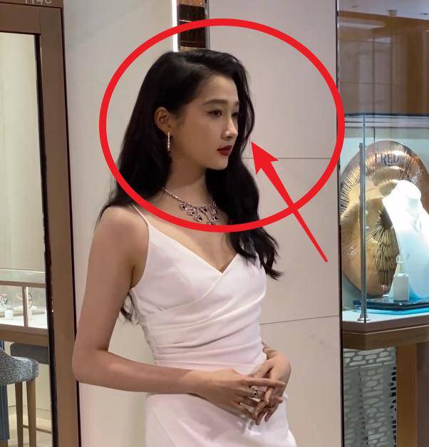 关晓彤穿白裙亮相,看清她弯腰时的举动,这才是女星最大的体面_身形