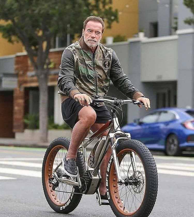 施瓦辛格 一日偶像终身为偶像！72岁施瓦辛格带小27岁女友兜风，依旧是大佬