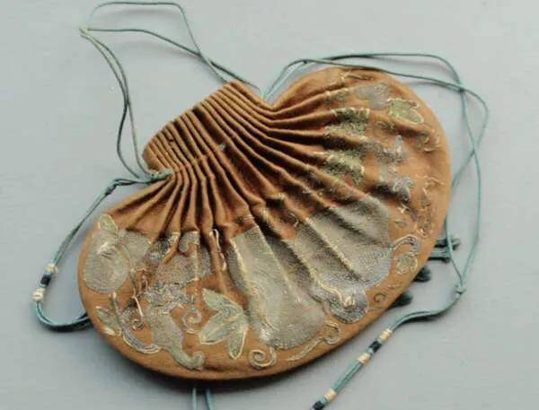 历史上,在武则天那一时期,她曾把这个"鱼袋"中的"