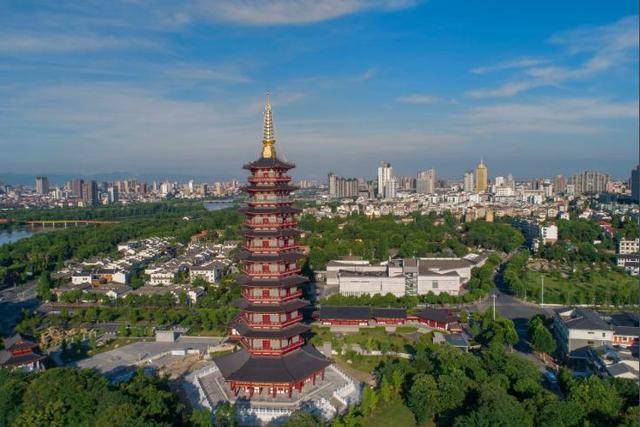 浙江第一塔，以万佛命名，始建于三国时期，还是当地的地标性建筑