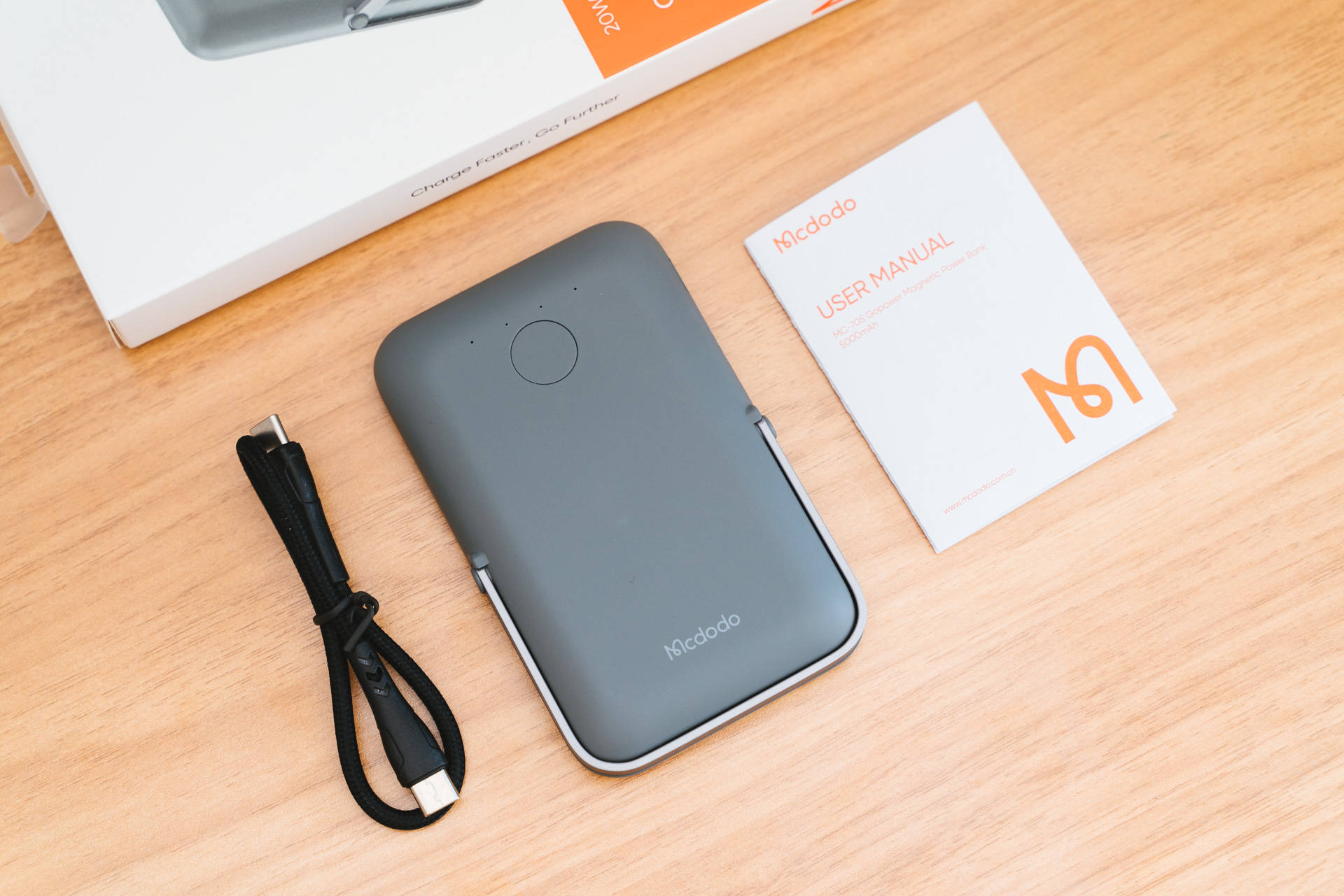 挣脱线材束缚的iphone移动充电站麦多多magsafe无线充电宝评测