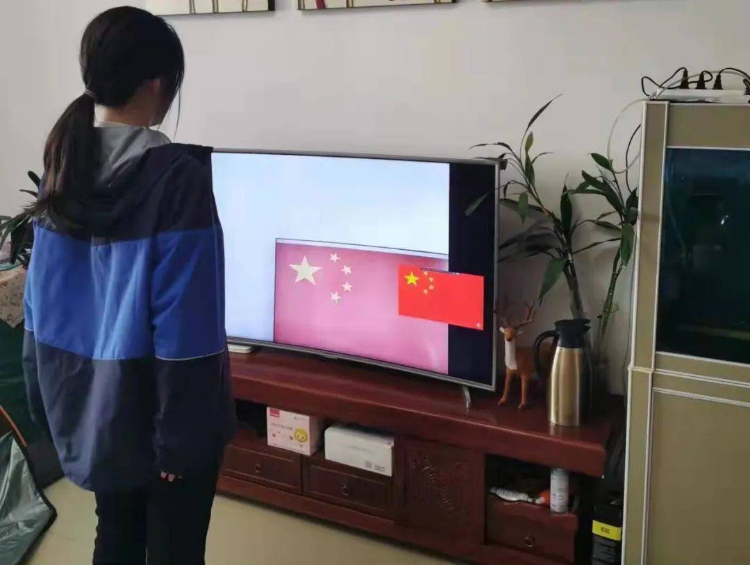 抓防疫促学习潍坊恒德实验学校举行线上升旗仪式