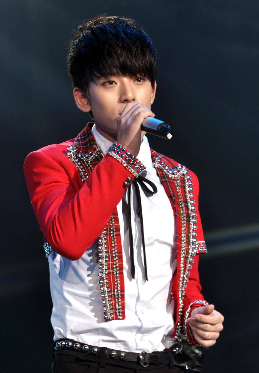 陈翔报名了新一季的《快乐男声》,一举拿下成都唱区的冠军,还在全国总