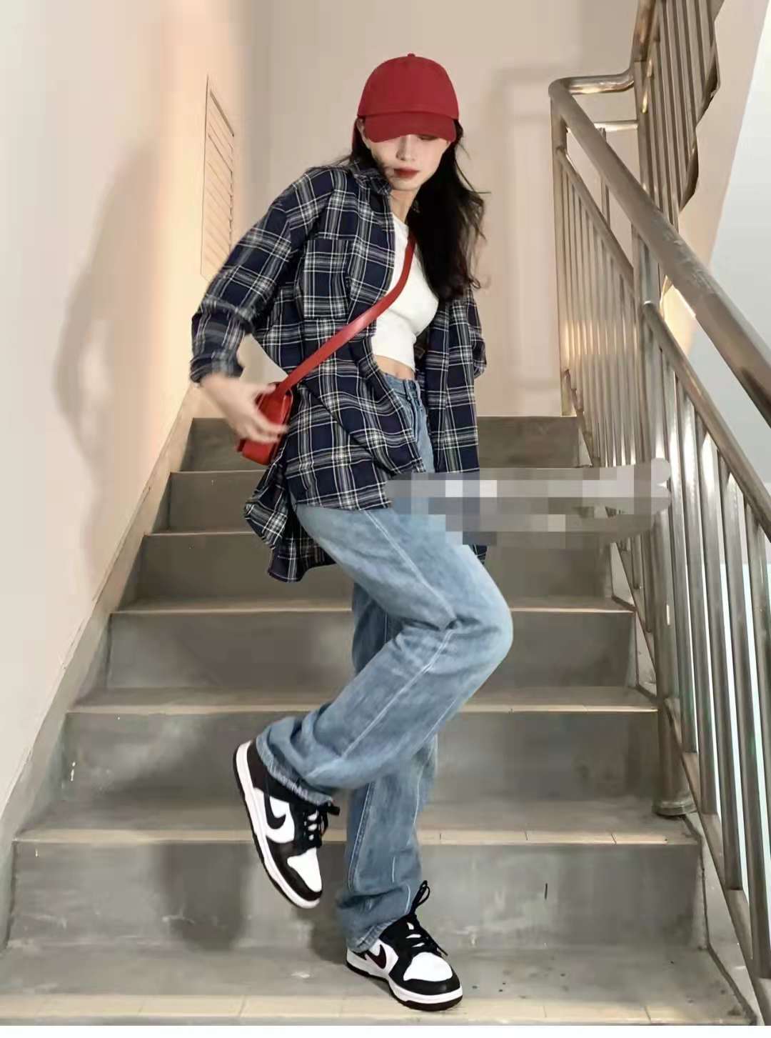 衬衫穿搭:这身韩系日常休闲风搭配,上衣是宽松的格子衬衫外套,内搭了