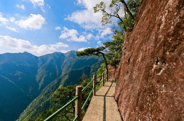 浙江一高峰：海拔高达1929米，远超泰山，享有江浙第一高峰的美誉