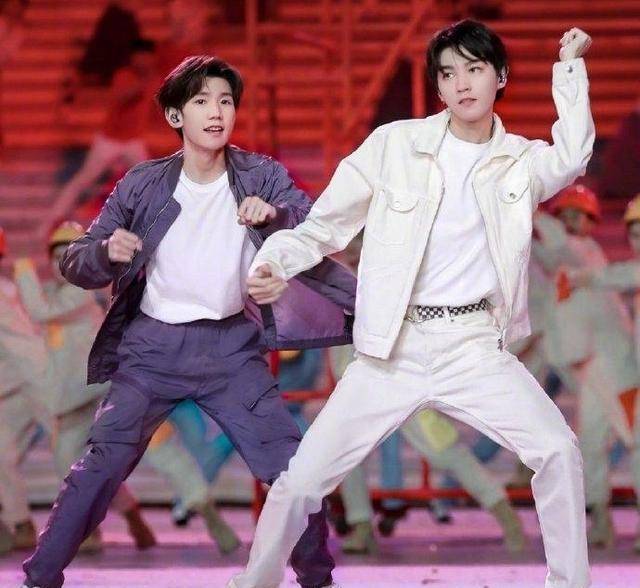 王一博站c位两小只好似哥哥的左右护法3人唱跳活力十足