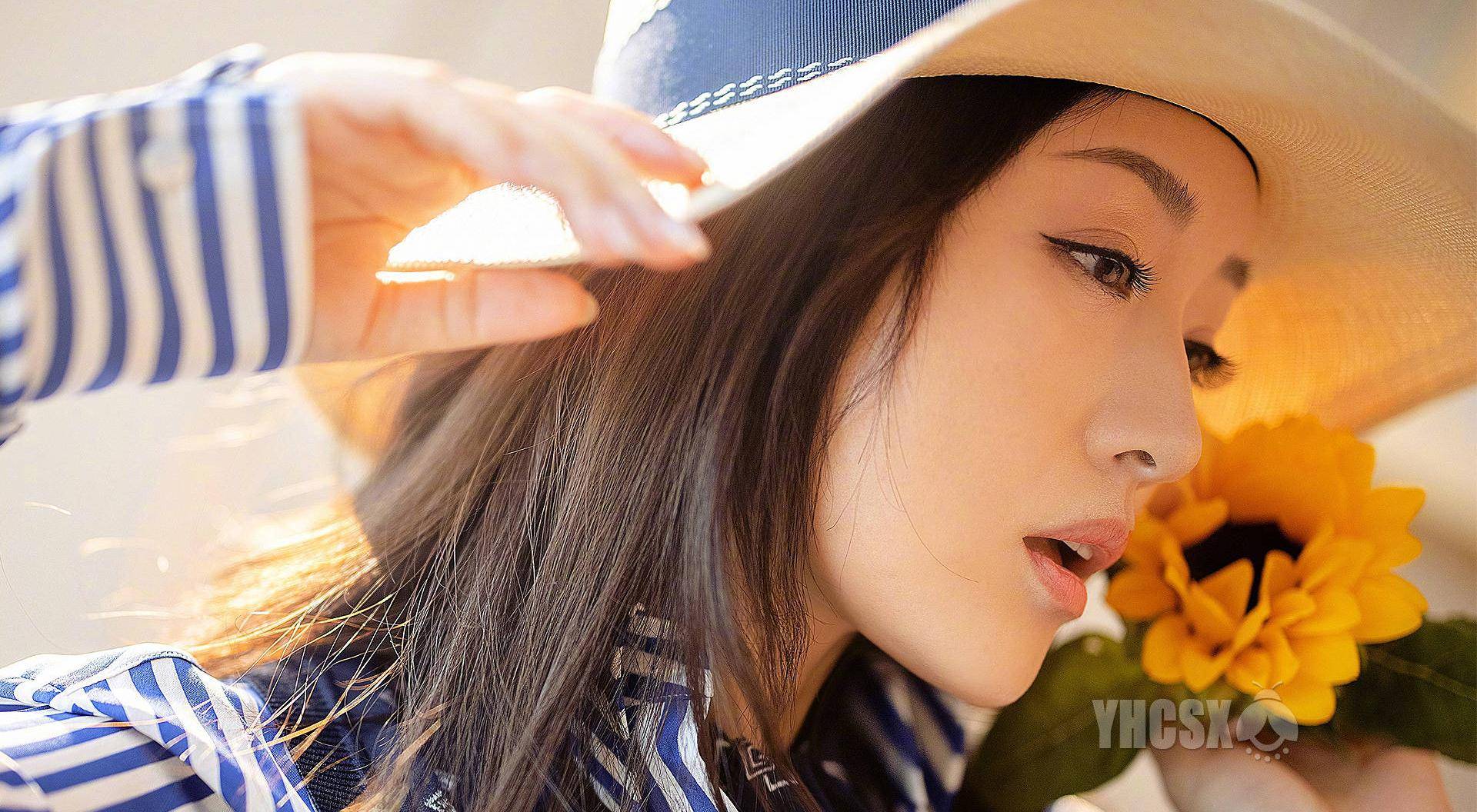 阳光杨钰莹晒照美如画，小清新穿搭少女感爆表，向日葵人生观励志满满