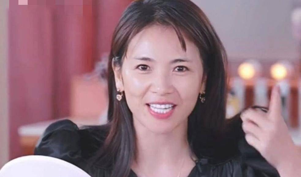 女神刘涛为了流量真是豁出去了！当场卸妆大力揉搓脸，眼睛瞬间小一圈