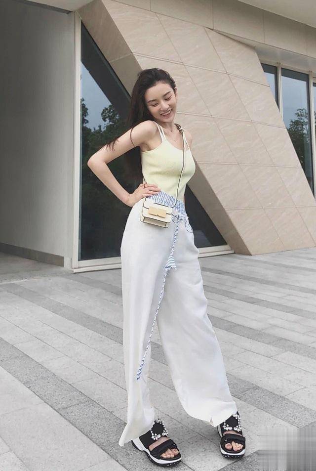 只要牢记这4个诀窍,时髦又显瘦,并不是越露越好看_妹子_上衣_下身