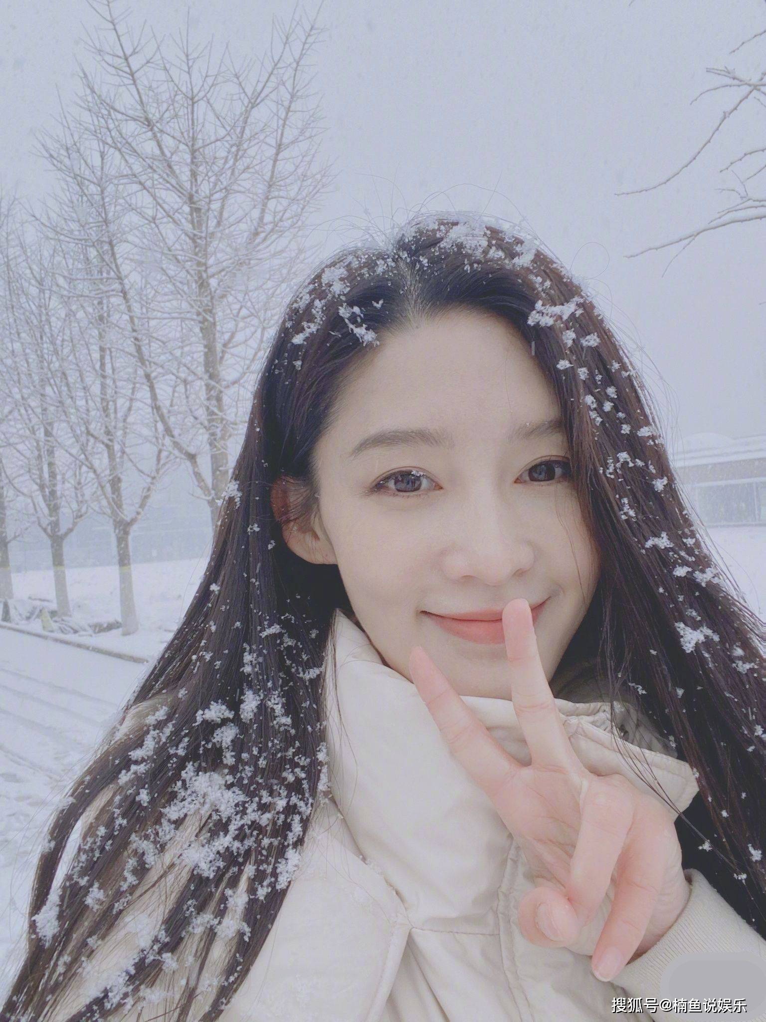 31岁李沁晒春日雪景自拍睫毛堆满雪花长发飘飘气质抢镜