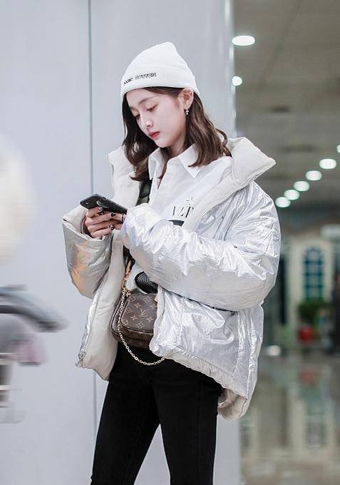 吴宣仪私服太能打了银色羽绒服配紧身裤双腿细长直超惹眼