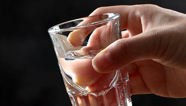 木桶|都是烈酒,为什么白酒是无色透明的,而洋酒都是琥珀色的?涨知识