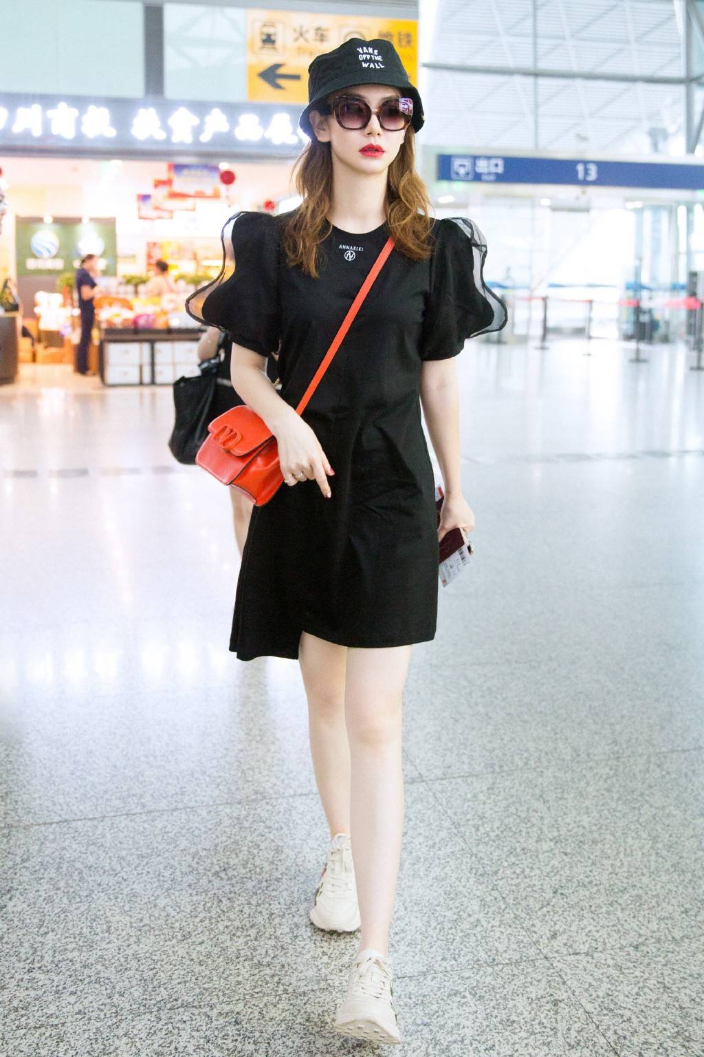 衣领 戚薇现身机场，穿黑色T恤裙精致显瘦，配橘色包包更少女了