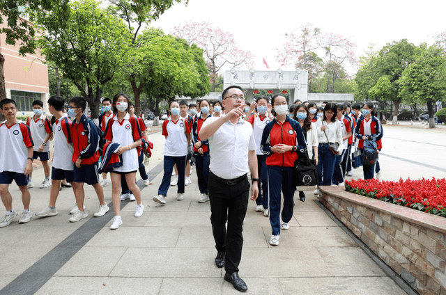 石门中学总务处副主任,高一年级主任胡庆生代表学校热情接待来访师生.