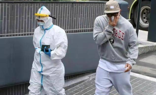 身材 具俊晔隔离首露面，休闲装藏不住肌肉身材，体育生打扮哪像53岁