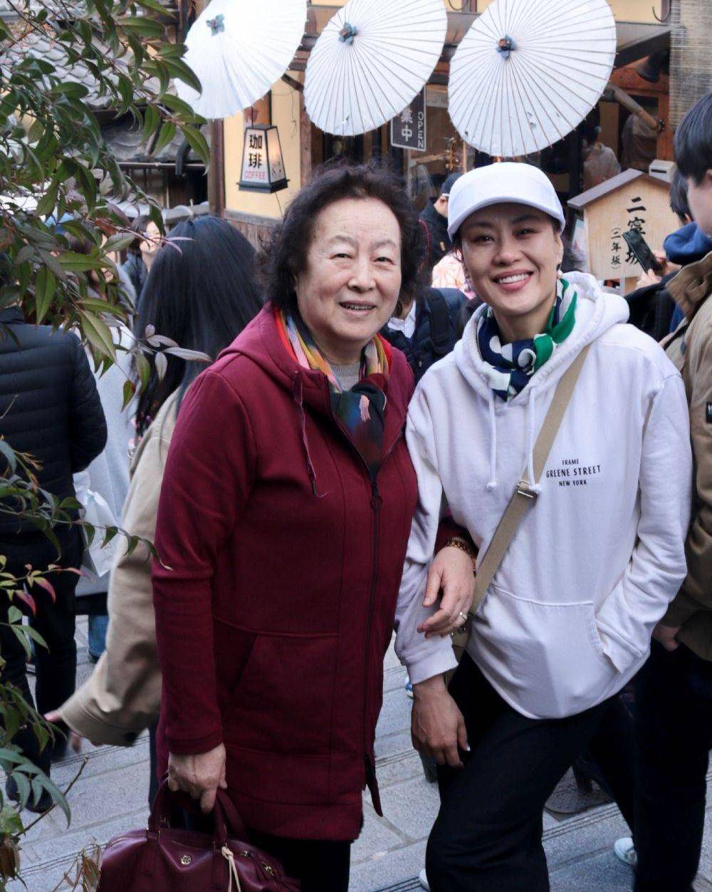 身材 邬君梅罕晒母女合照，80岁明星母亲老年斑抢镜，母女俩一模一样