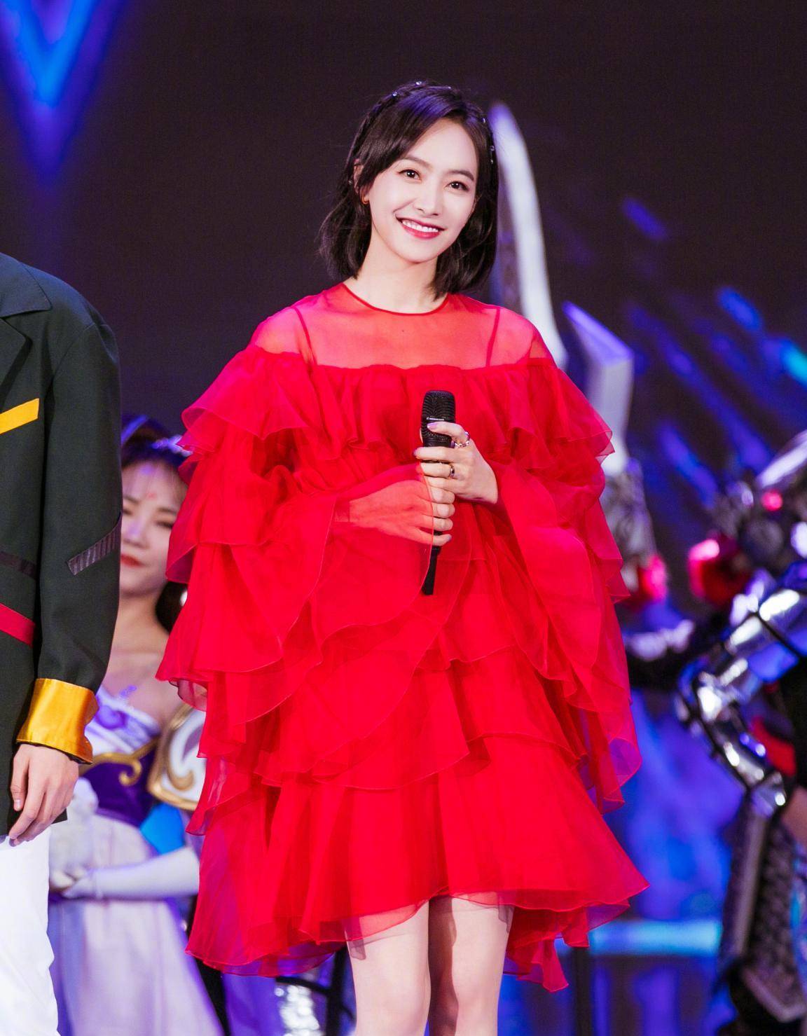 身材 54岁温碧霞好不服老，穿深V蛋糕裙硬“凹“造型，但这头红发太土气