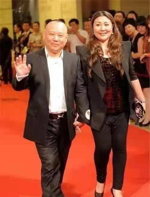 黑色 郭德纲老婆真高调！穿棉服身材臃肿，戴2万围巾手上鸽子蛋太晃眼