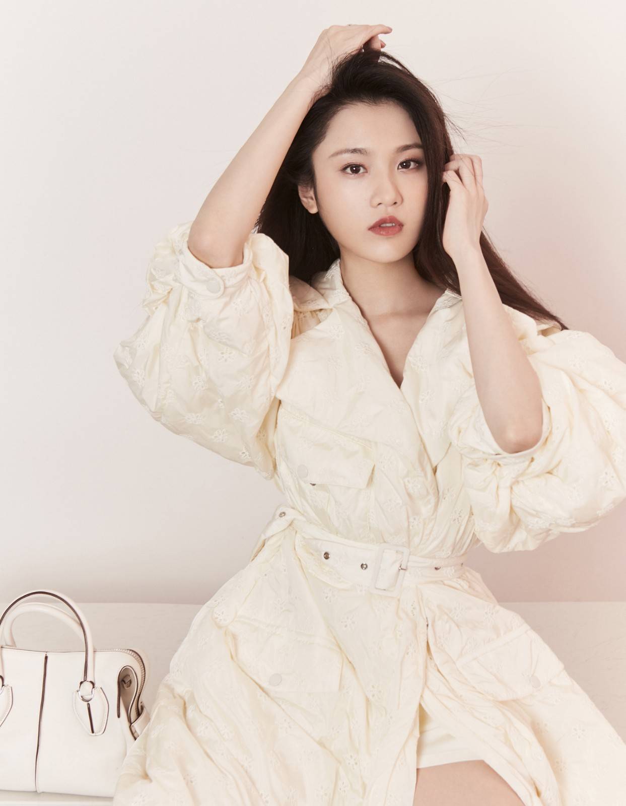 原创张慧雯才26岁穿刺绣米白色开叉裙配休闲鞋霸气十足似女王