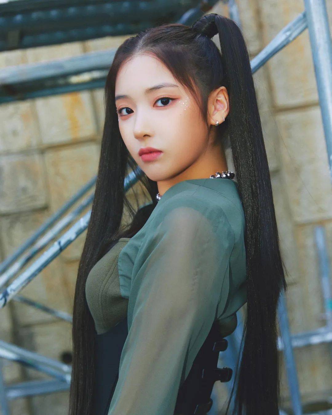 最后是nmixx的忙内成员kyujin,2006年出生,年仅15岁,韩国爱豆的年龄也