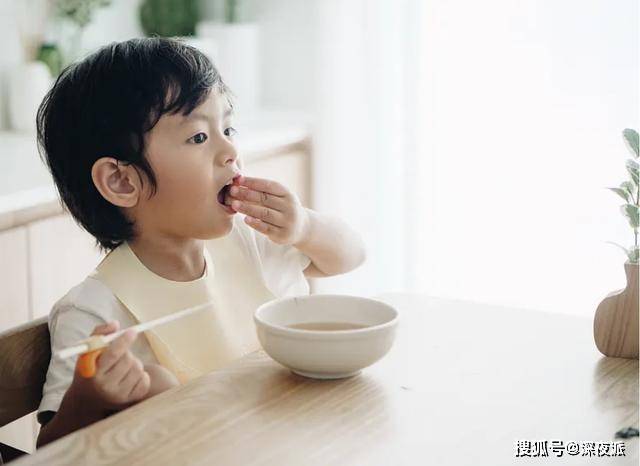 3岁前的孩子请别吃“三饭”，伤的不仅是脾胃，身体发育也受牵连
